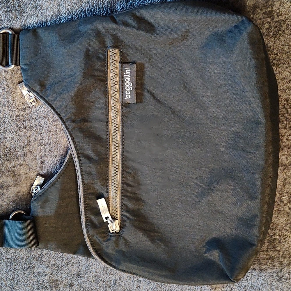Baggallini cross body bag gray medium size